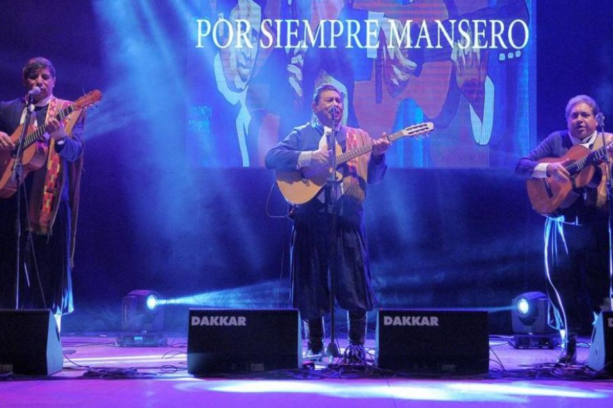 Actúan Los Manseros Santiagueños, junto a la “Mona” Jiménez