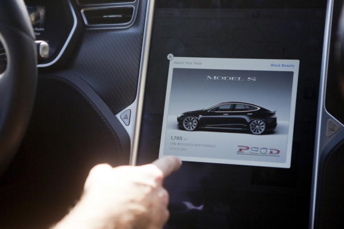 Un bebé de 10 meses que jugaba con un iPad compra una actualización de 10.000 dólares para un coche Tesla