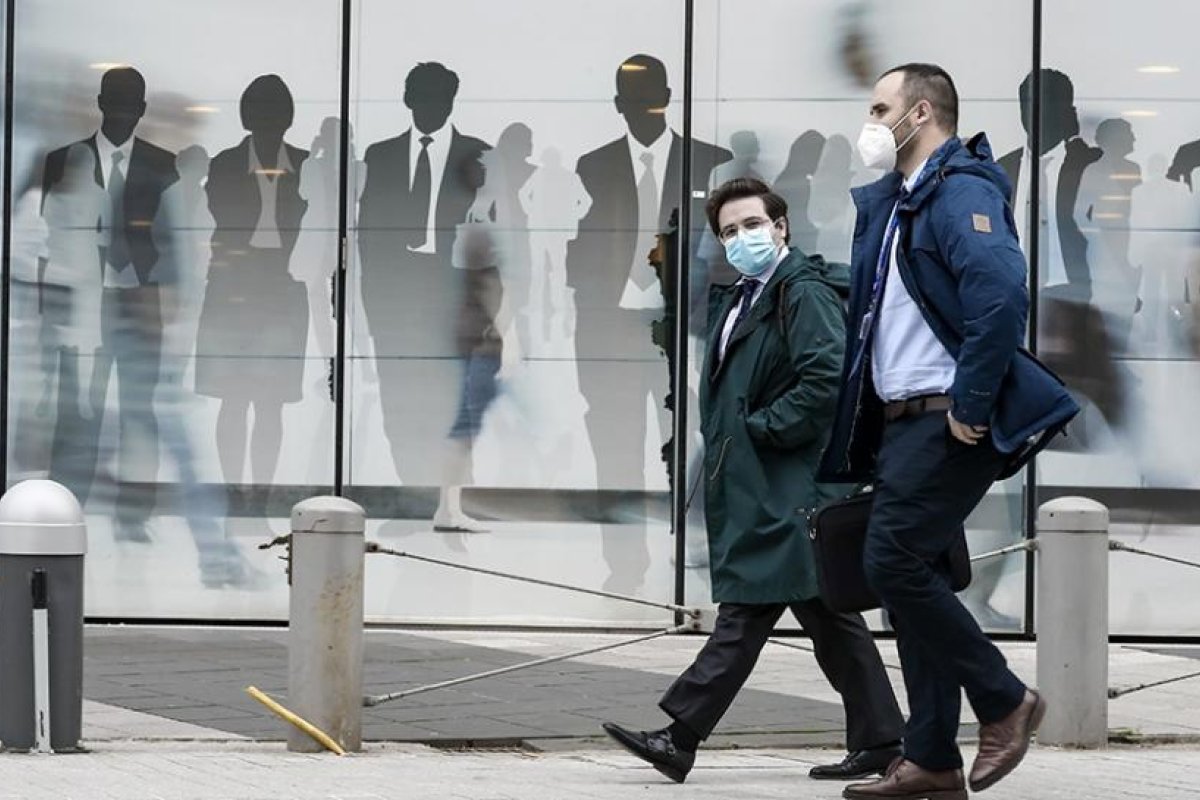 Prohibirán reuniones privadas en lugares cerrados en Londres