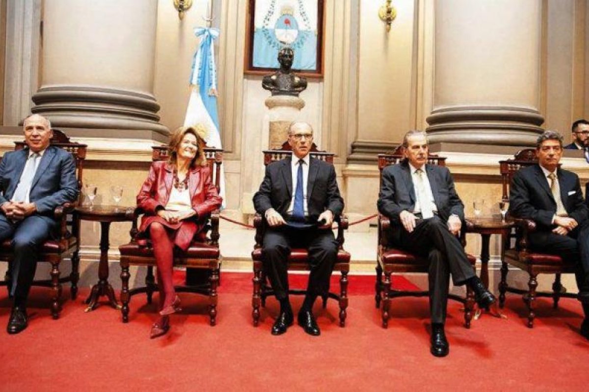 Corte oscila: ¿Fallo con nombres propios o más amplio?, el regreso del "conversador" y brasas en Casación