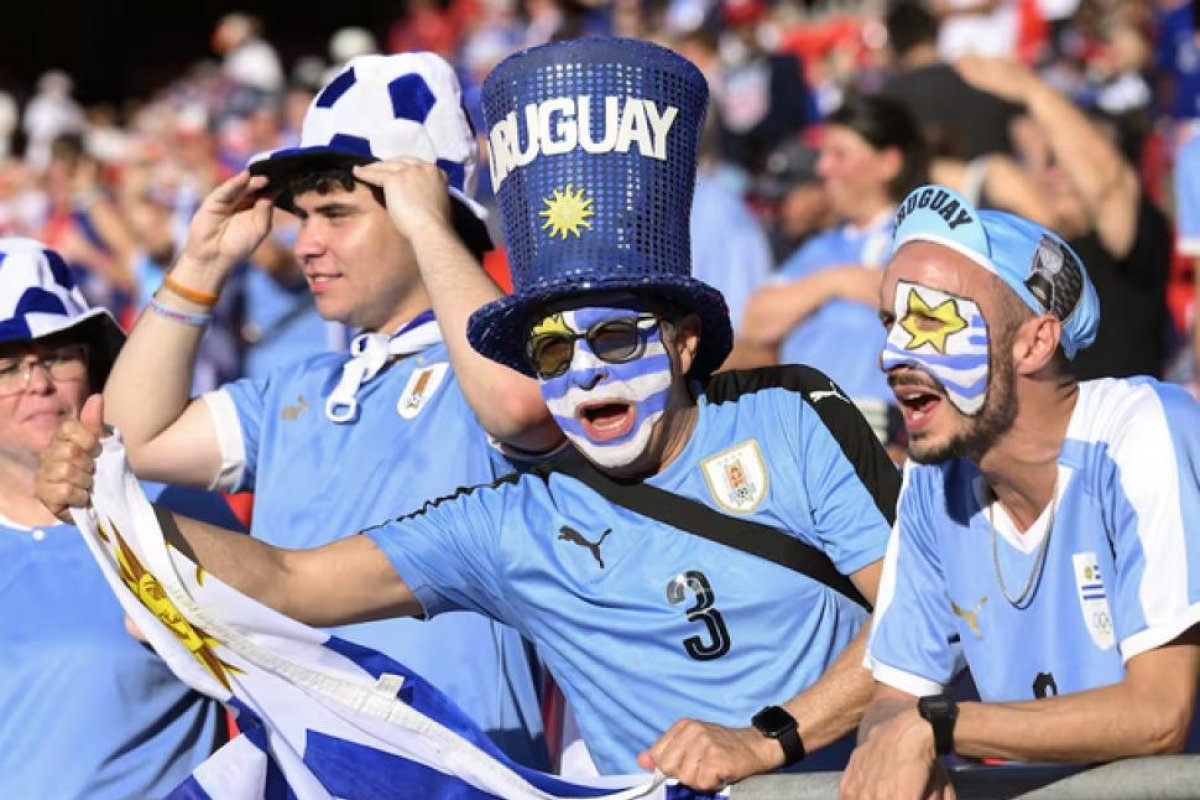Crítica del semanario Búsqueda a hinchas uruguayos que apoyaron a Inglaterra