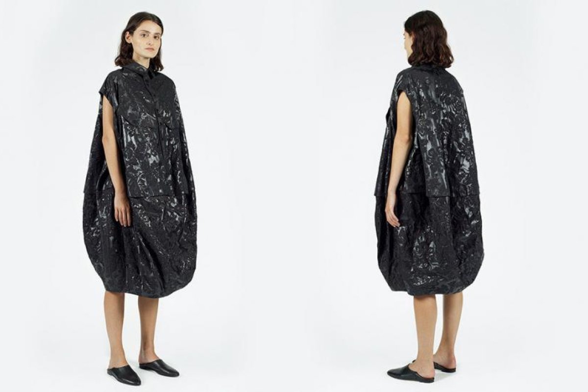 Comparan con una bolsa de basura un vestido que vale 660 dólares