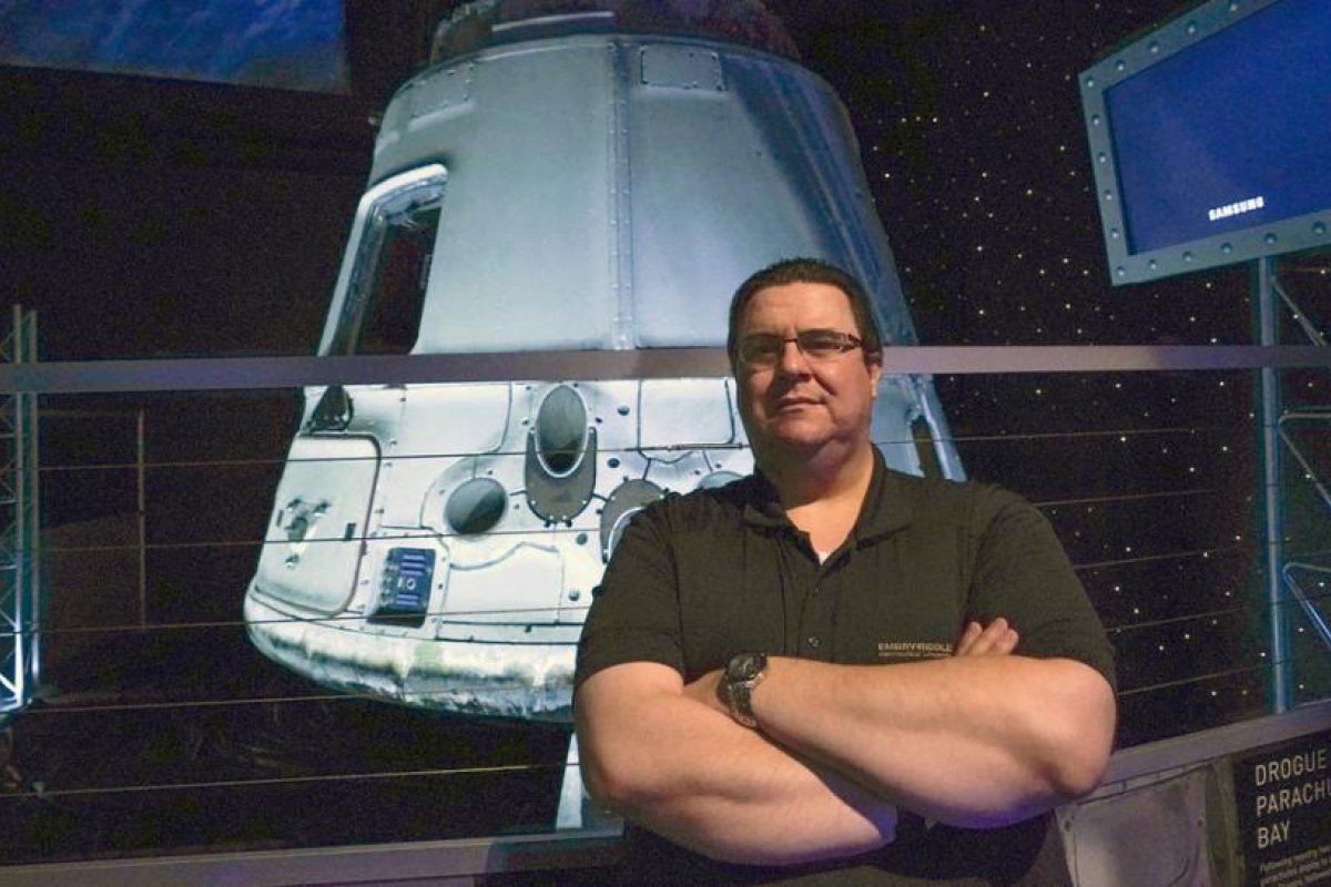 El ganador de una plaza en la primera misión turística de SpaceX se la cedió a un amigo porque él pesaba demasiado