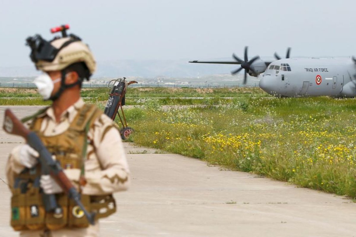 Atacan con misiles una base aérea en Irak que alberga tropas de EE.UU.