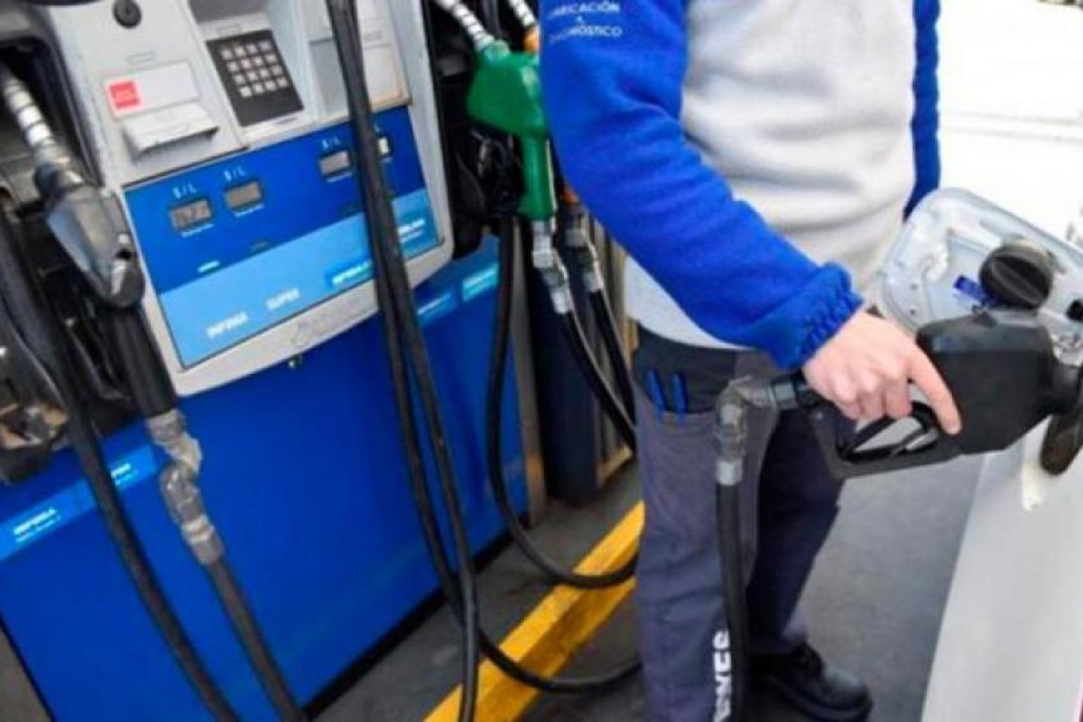 Postergan hasta mediados de octubre la suba en el impuesto a los combustibles