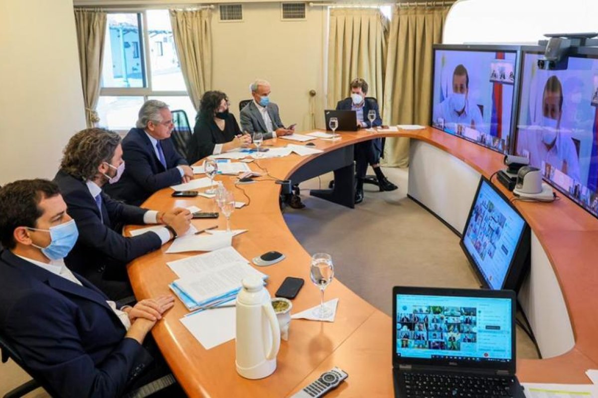 Los gobernadores están a favor de reducir vuelos y elogian distribución equitativa de vacunas
