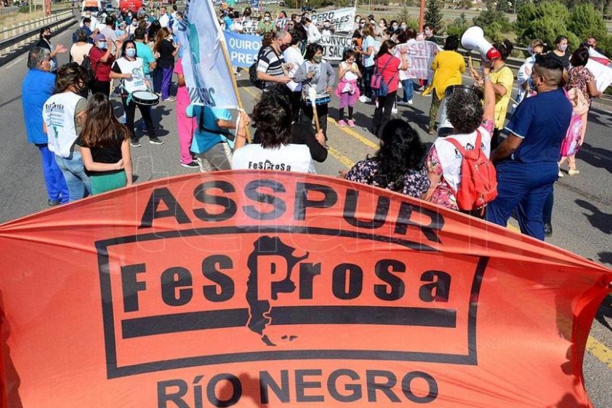 Trabajadores de la salud pública de Río Negro protestan en rutas de la provincia