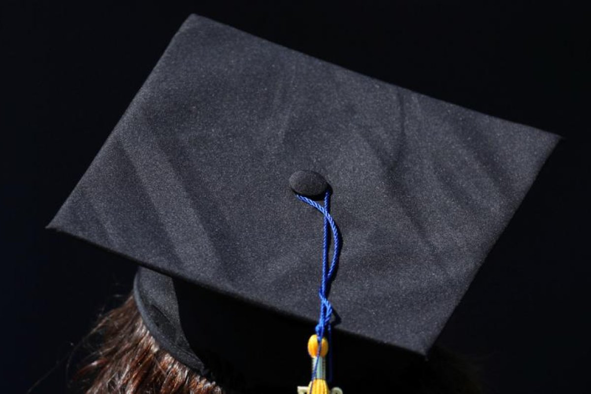 Estudiante mexicano recibe su diploma en EE.UU. días después de que se lo negaran por llevar la bandera de México en la ceremonia