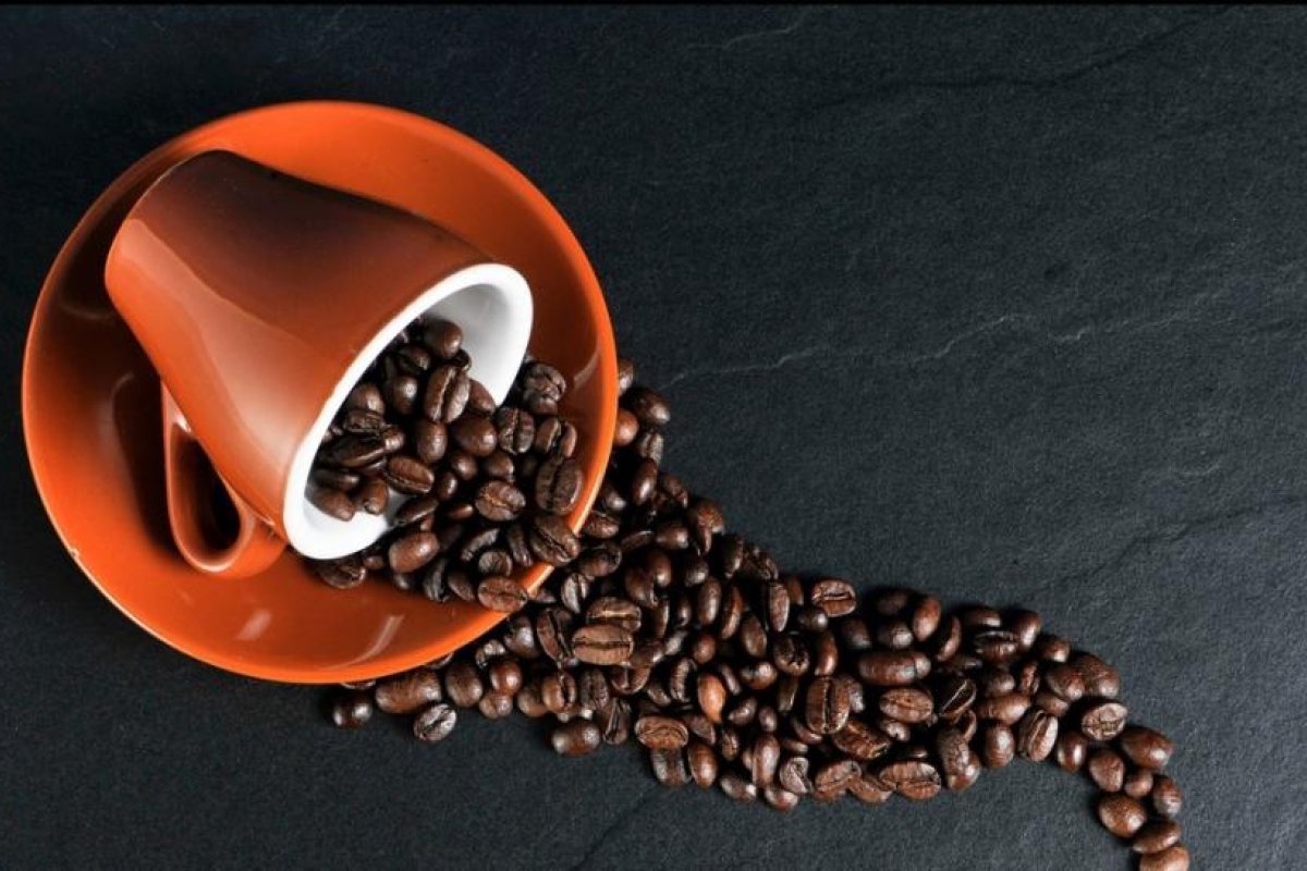 Un hombre muere por sobredosis de cafeína tras consumir una bebida en polvo equivalente a 200 tazas de café