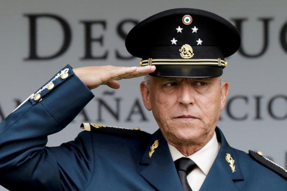Trasladan a México al exsecretario de la Defensa mexicano, Salvador Cienfuegos, tras desestimar la Corte federal en EE.UU. los cargos en su contra