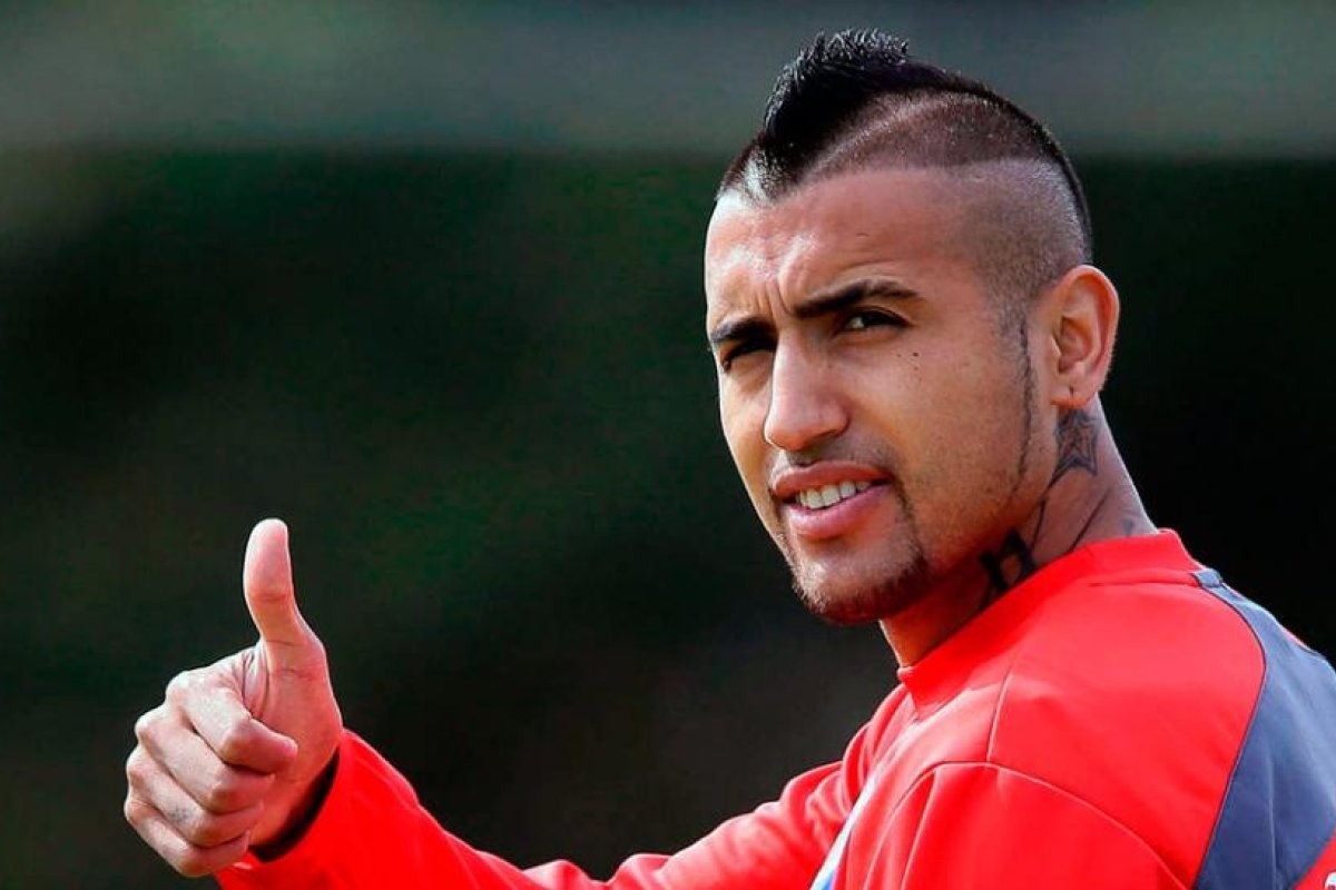 Galdames, de Vélez, podría ser el reemplazante de Arturo Vidal para visitar a Argentina