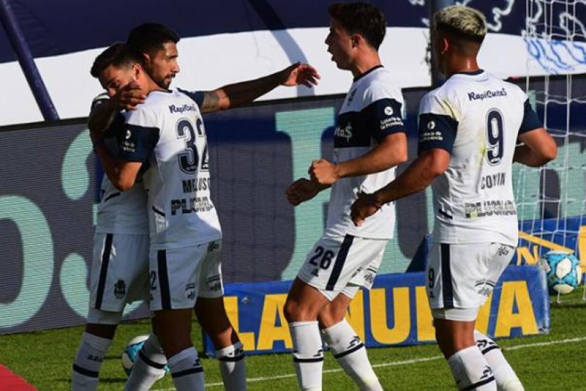 Tras la muerte de Maradona, Gimnasia vuelve al Bosque ante Huracán