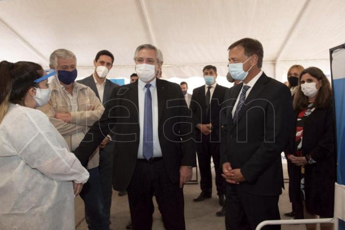 Alberto Fernendez visitó el vacunatorio del PAMI en Mendoza