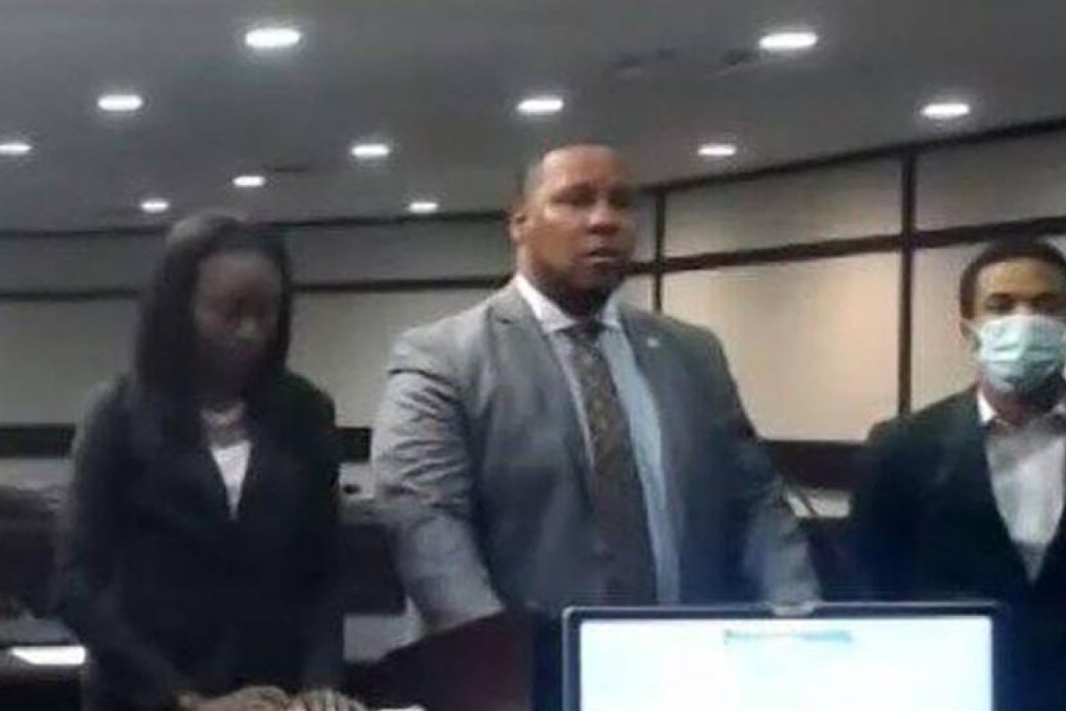 Sentencian a dos años de arresto domiciliario a un empleado de Dunkin' que golpeó mortalmente a un cliente por un insulto racial