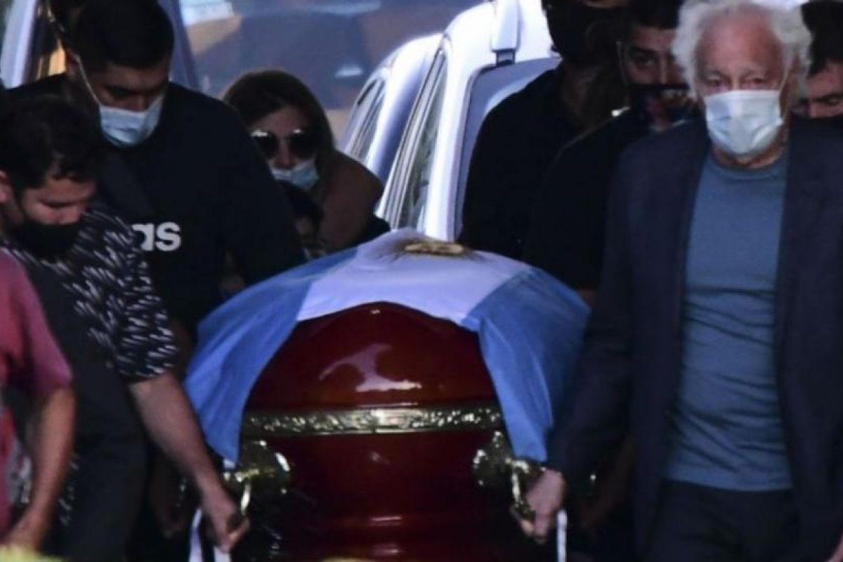 Citan a declarar a los que se sacaron fotos con Maradona muerto