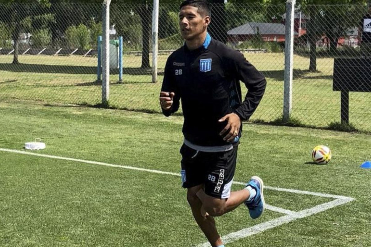 Zaracho volvió a las prácticas en Racing tras recuperarse de coronavirus