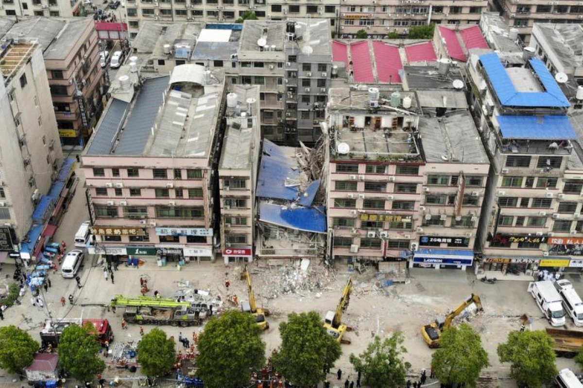 Cerca de 40 desaparecidos tras el derrumbe de un edificio de seis pisos en China