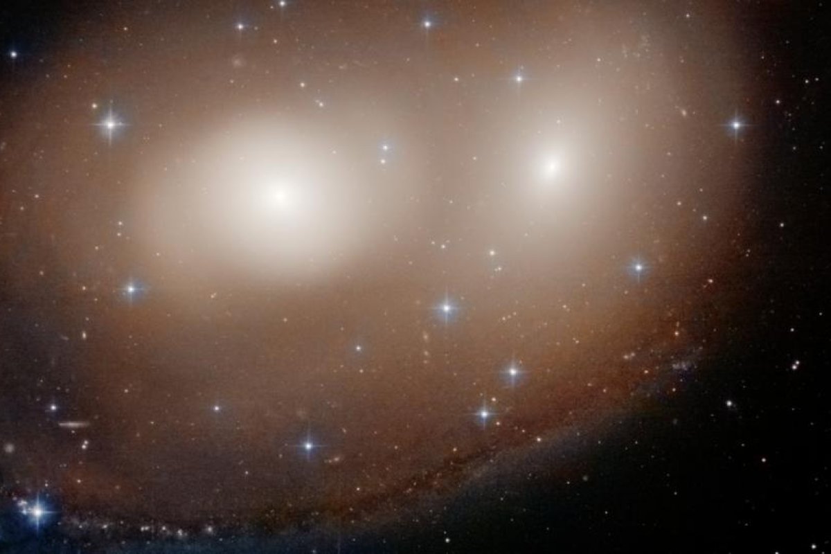 El telescopio Hubble toma una foto de dos galaxias con forma de calabaza de Halloween