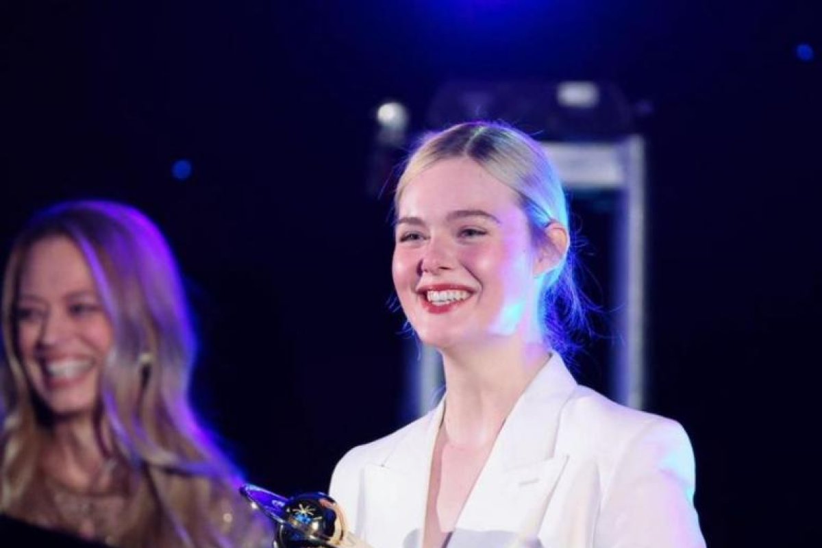 Elle Fanning se alza con el Saturn Award a Mejor Actriz por 'Predator: Badlands'