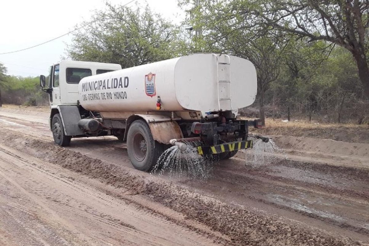 La Aguada: Mejoraron caminos y realizaron el riego al acceso al cementerio