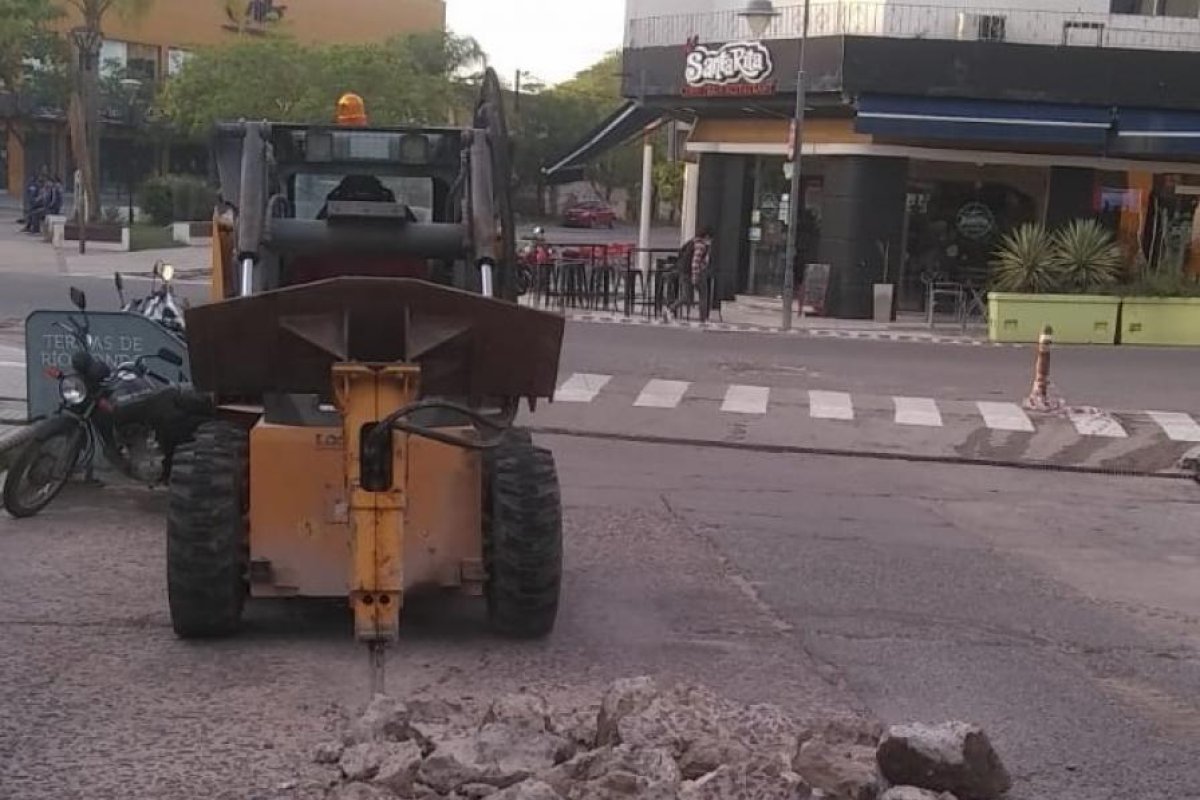 Personal de obras públicas realiza trabajos de bacheo integral en diferentes sectores de la ciudad
