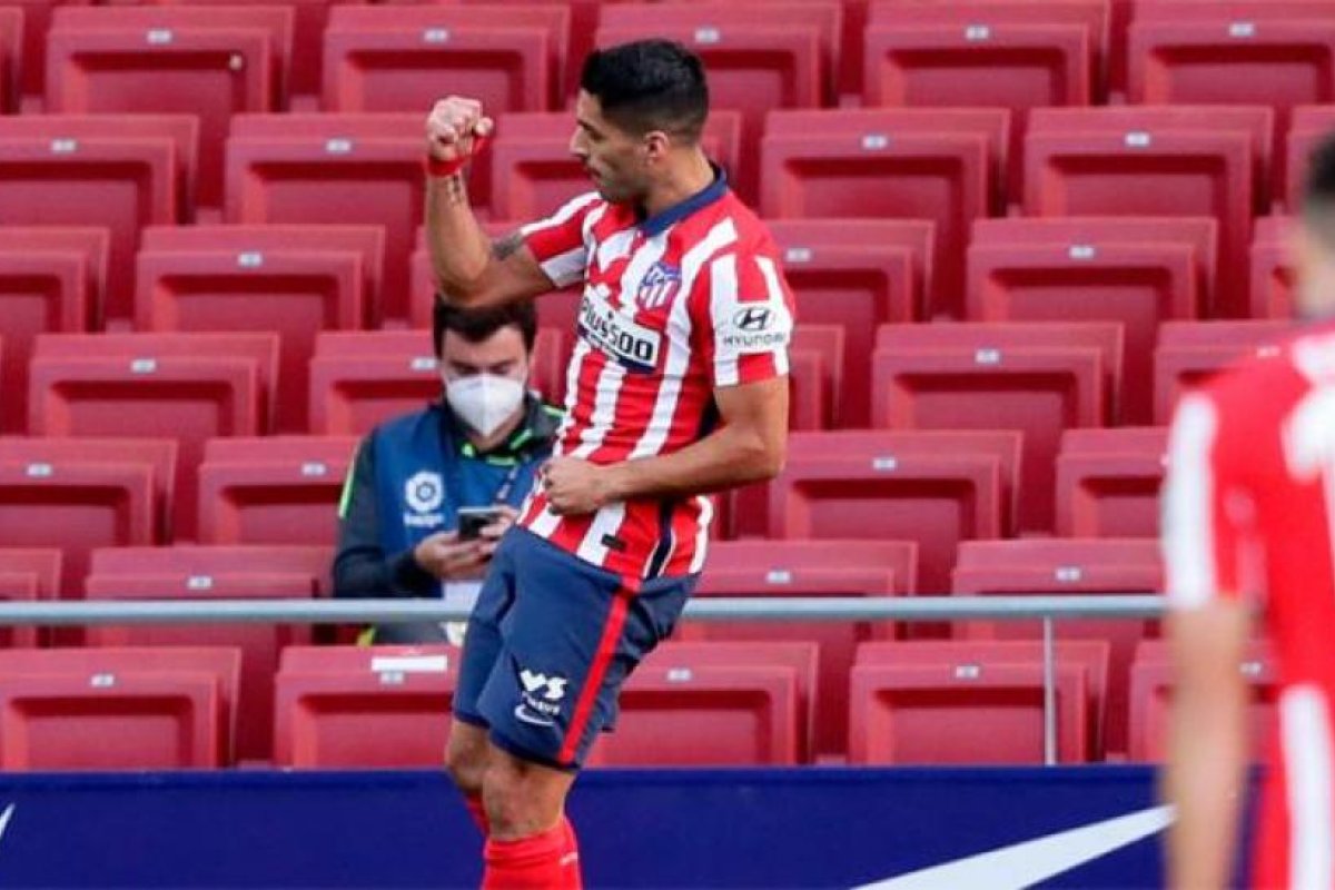 Perfecto debut: Atlético de Madrid goleó y Luis Suárez marcó un doblete