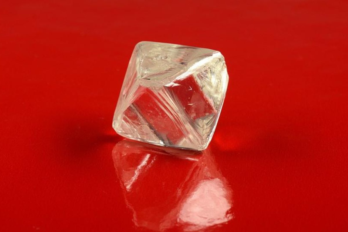 Reportan que Rusia reanuda las exportaciones de diamantes en bruto a la India