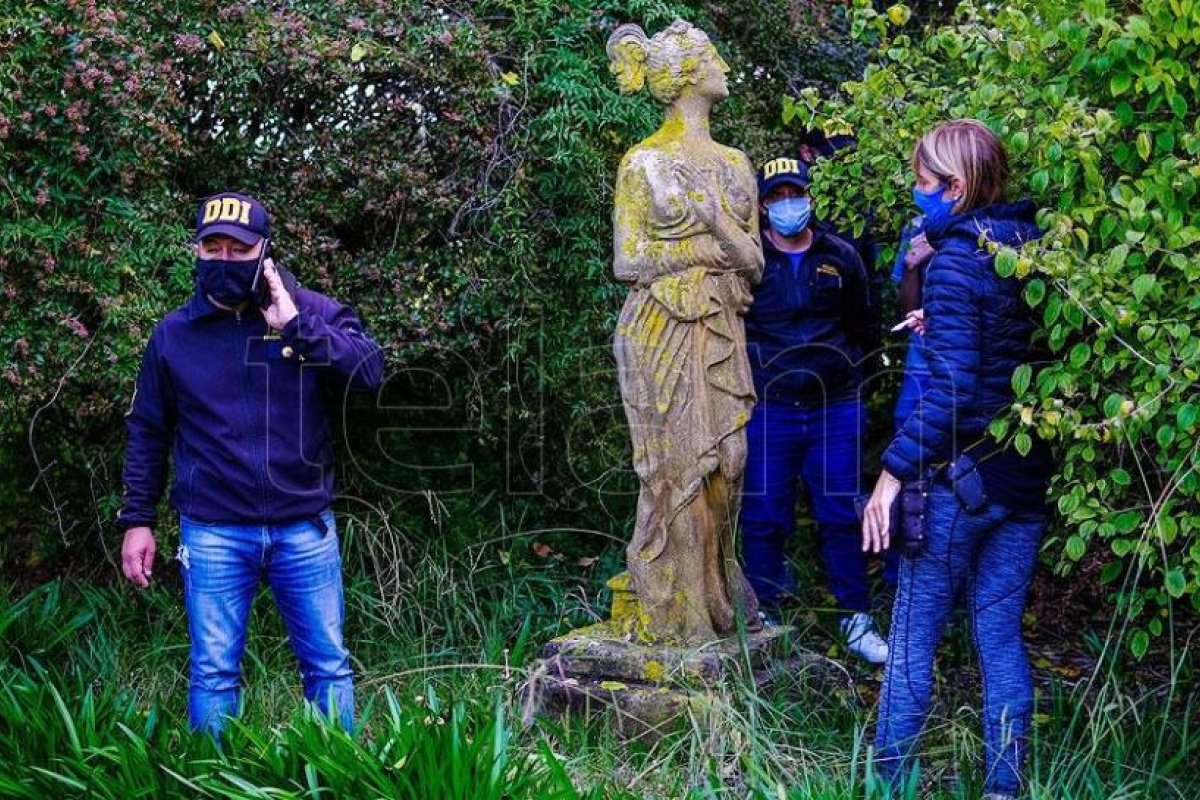 Encontraron enterrada en un campo una estatua robada de una plaza