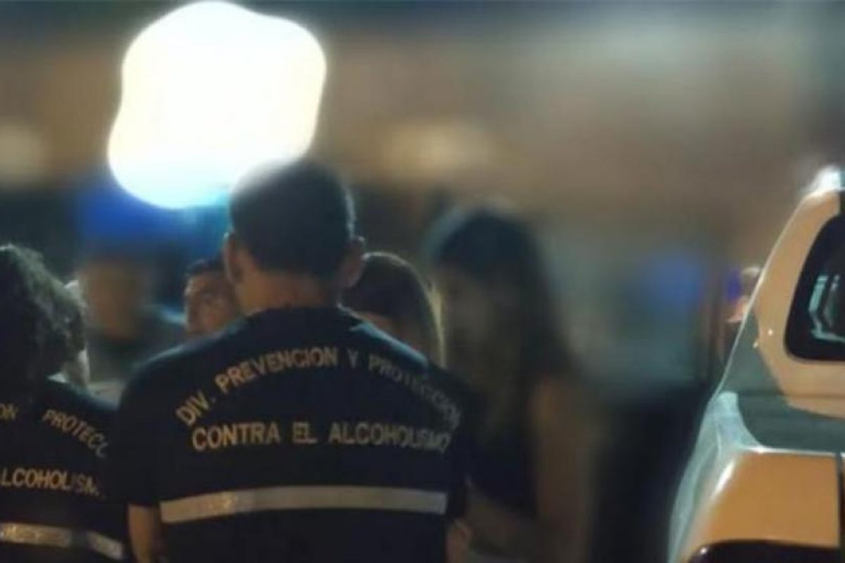 Detienen a 11 personas en una fiesta clandestina en plena calle Roca