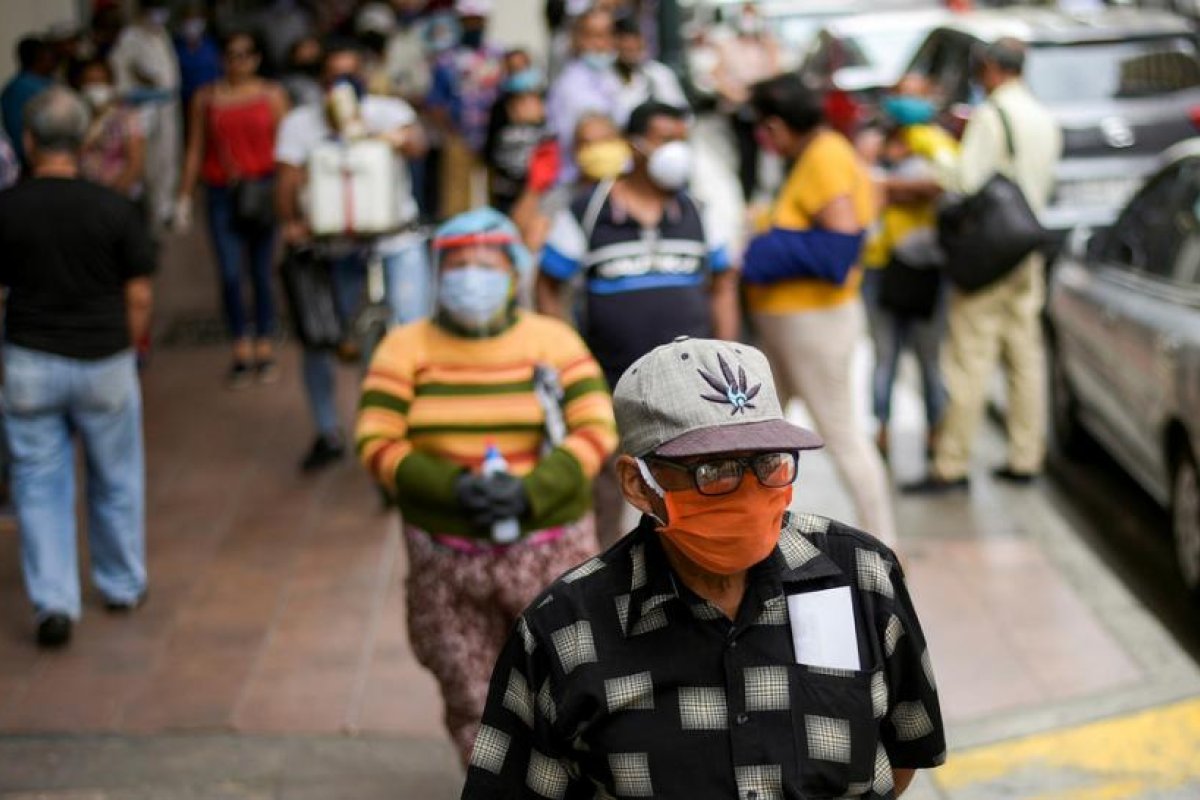 Ecuador declara estado de excepción para el 70 % de la población por el coronavirus