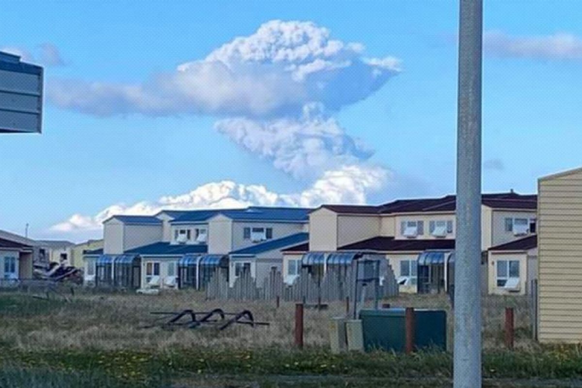 Declaran la alerta roja en Alaska por la erupción del volcán Gran Sitkin