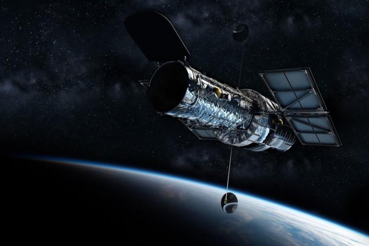 El telescopio Hubble detecta 'extraños rayos de luz' de un agujero negro supermasivo que iluminan el polvo que lo rodea sin que se pueda ver la fuente