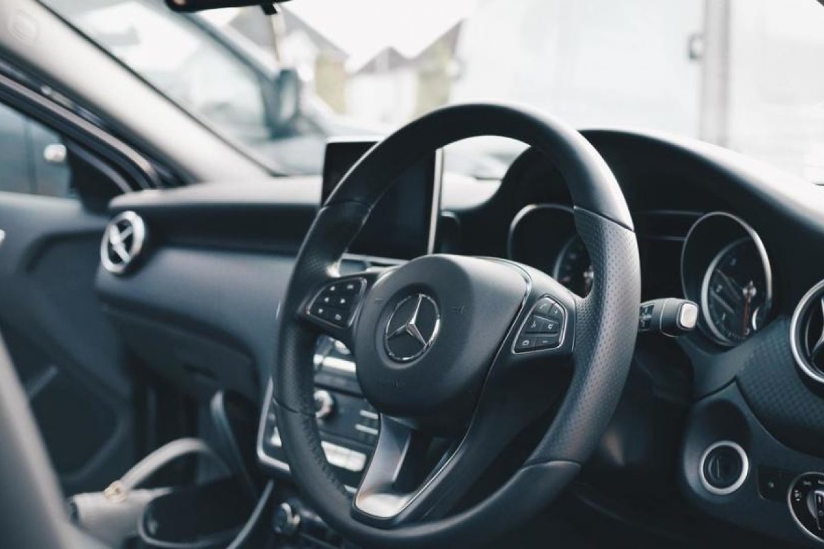 No dejaron ni los dulces: ladrones 'desnudan' con sigilo un Mercedes mientras sus dueños dormían (FOTOS)