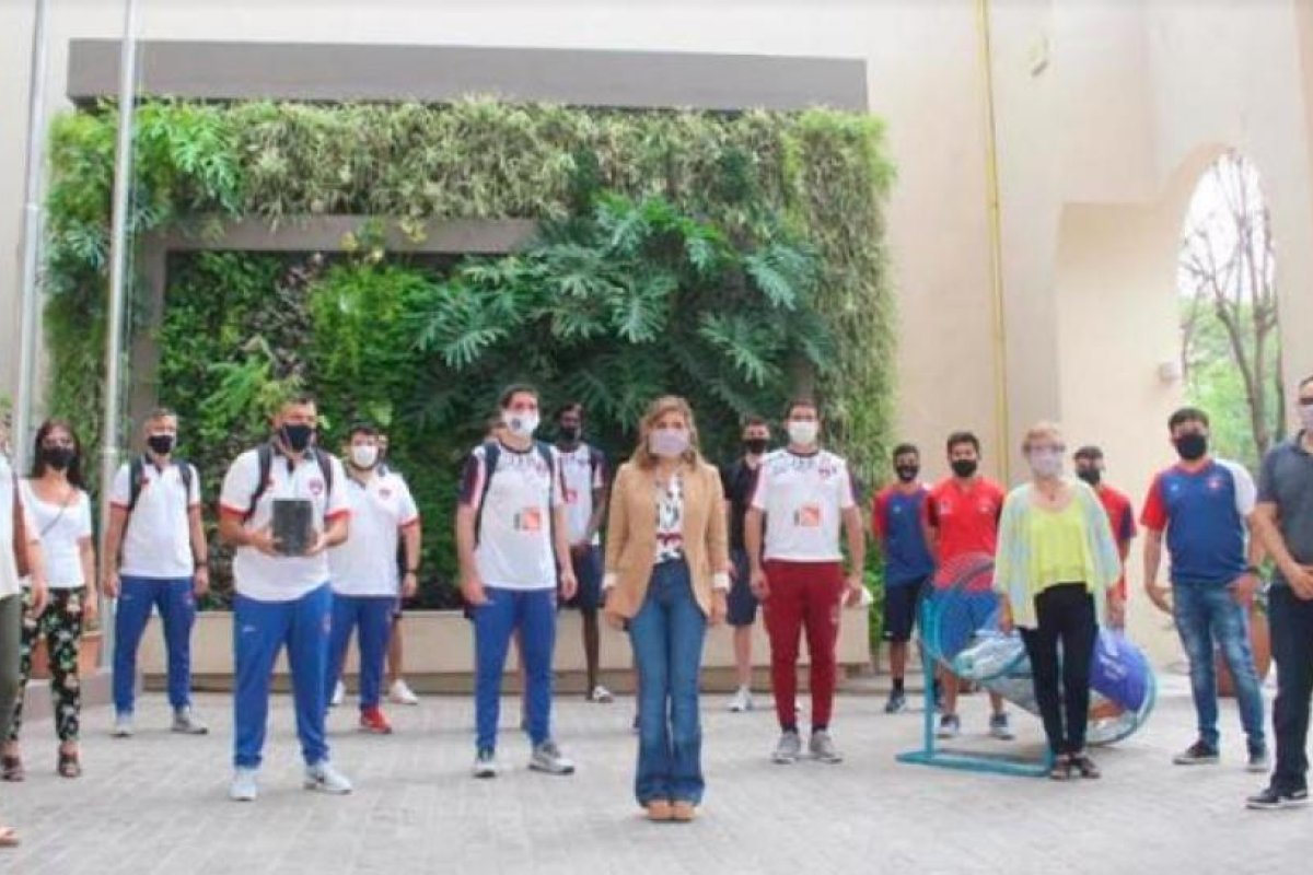 Fuentes estuvo en la explanada de la Municipalidad acompañando el eco canje