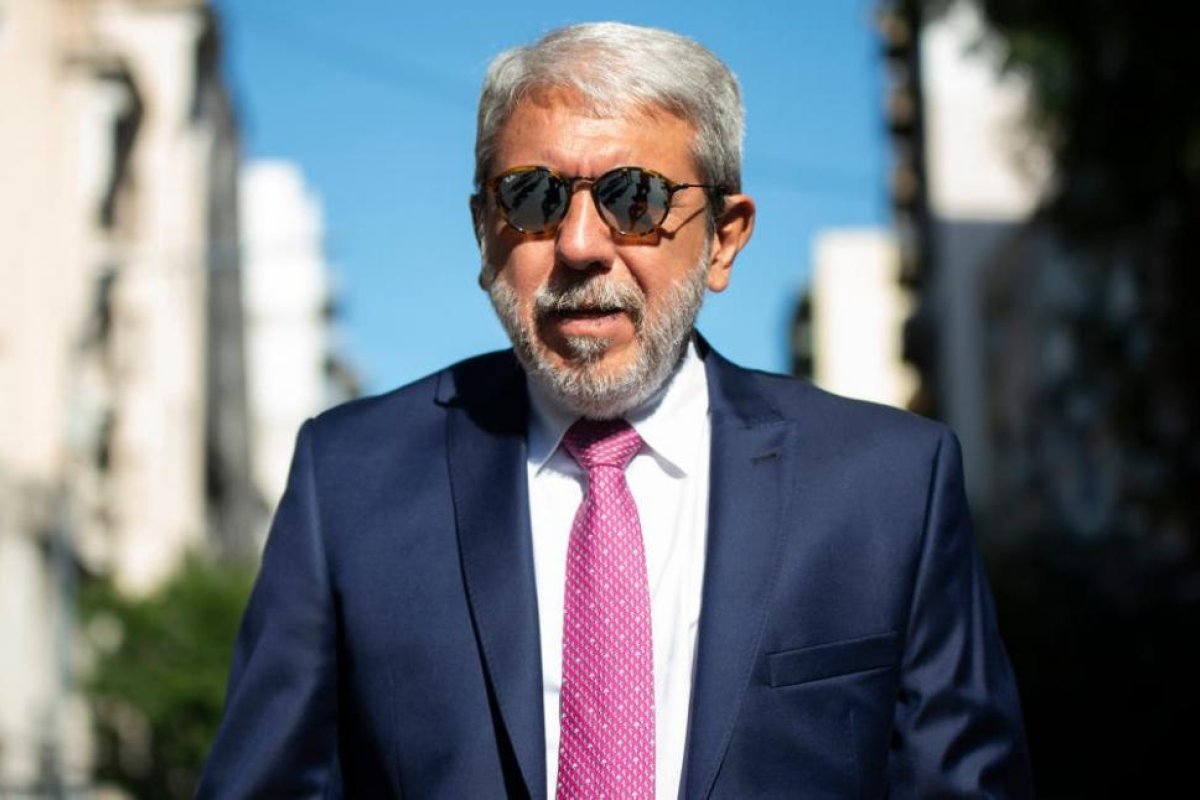 "Da asco el mamerto": el violento tuit de Aníbal Fernández sobre Mauricio Macri por la causa de espionaje ilegal