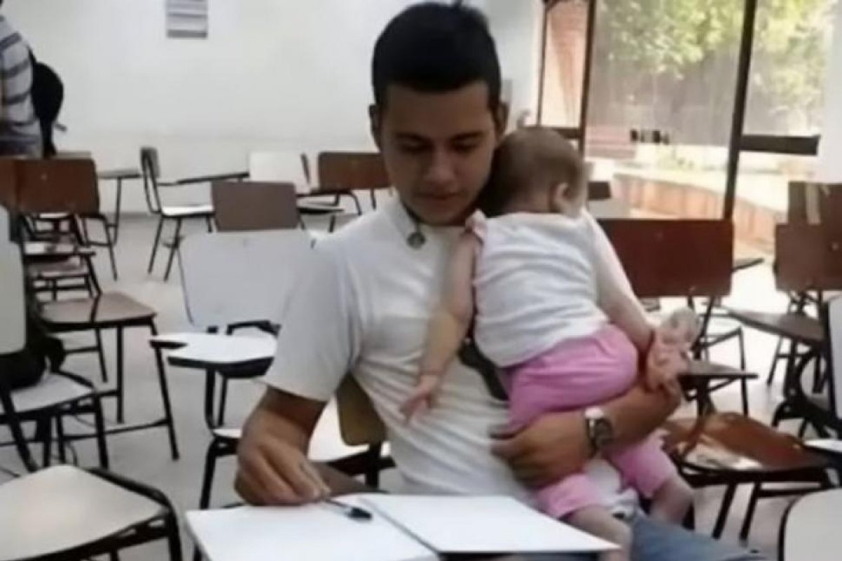 Joven estudiante combina paternidad y estudios en Paraguay