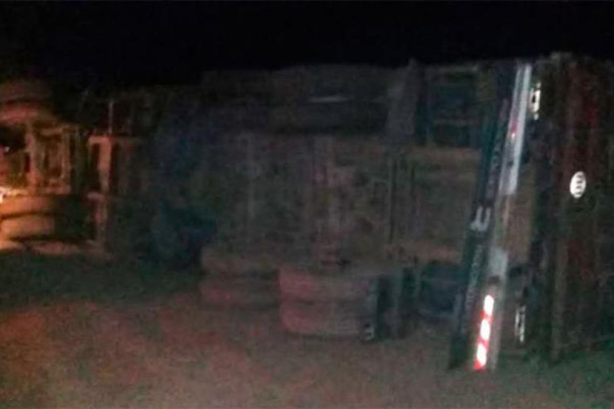 Camionero volcó su acoplado con carbón cerca de Añatuya