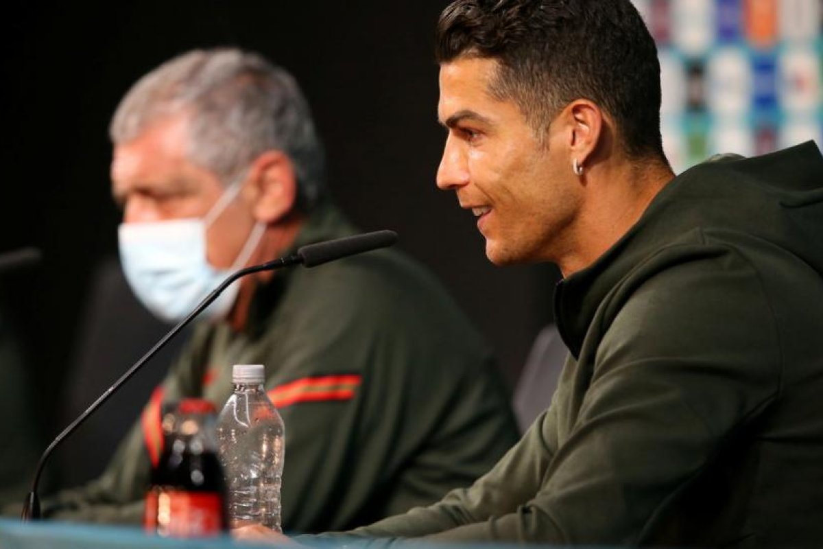 La UEFA pide a los jugadores de la Eurocopa 2020 que dejen de retirar las botellas de los patrocinadores