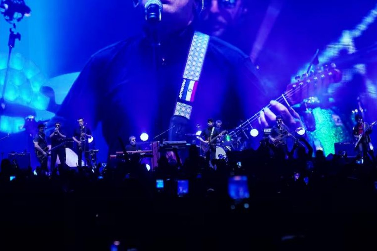 Andrés Calamaro rinde homenaje a Chiqui Tapia durante su espectáculo en Buenos Aires