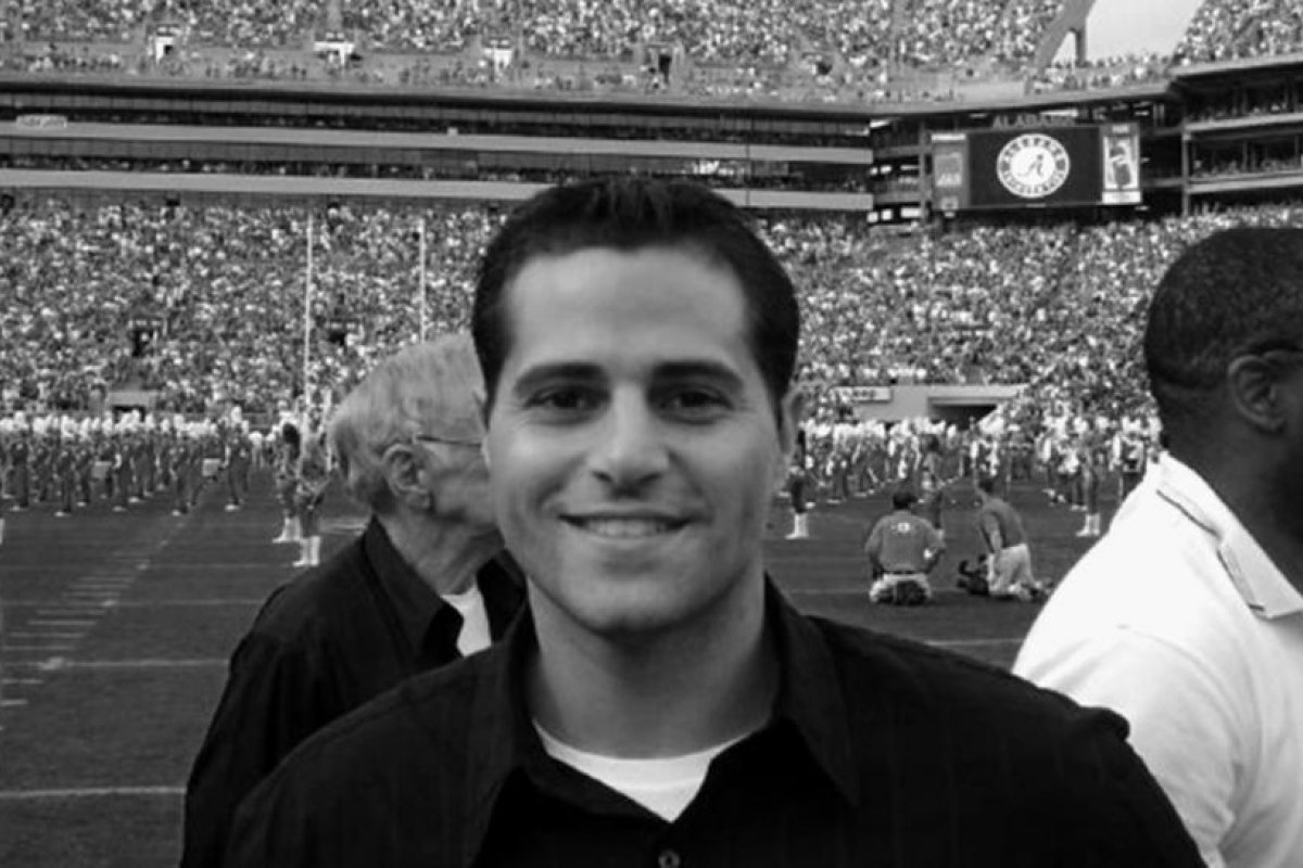 Hallan muerto por aparente suicidio a un reportero que expuso una reunión secreta de Bill Clinton