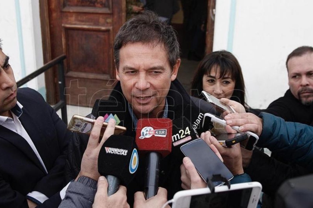 El senador Eduardo Costa recibió el alta de su internación por coronavirus
