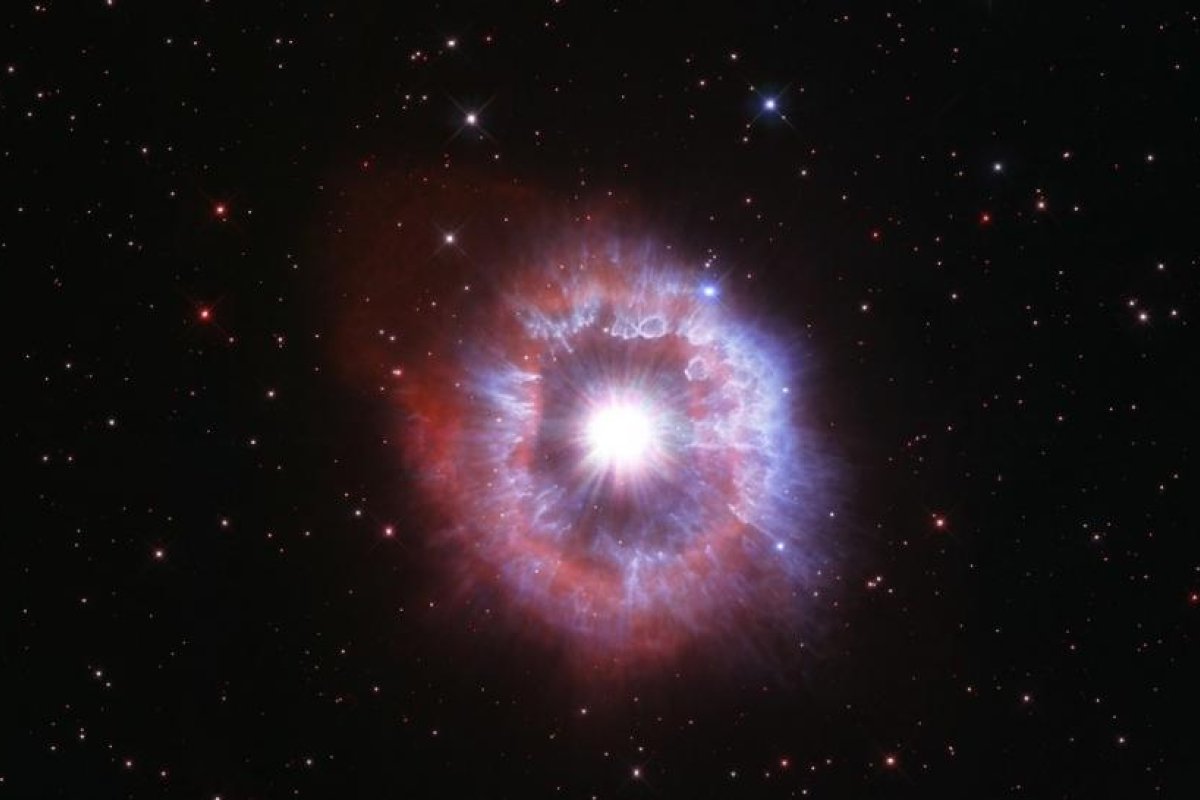 El Hubble capta una impresionante imagen de una rara estrella al borde de la destrucción para celebrar sus 31 años en el espacio