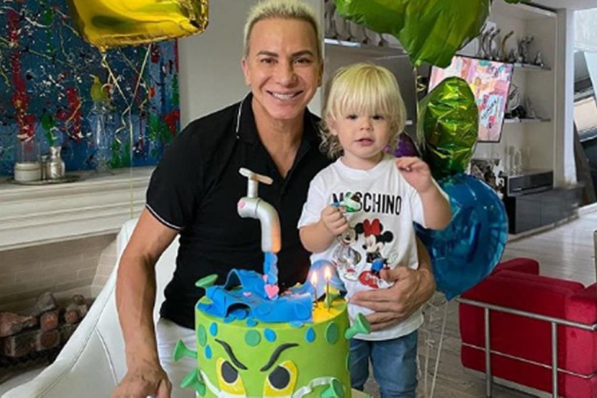 Flavio Mendoza publicó imágenes de su hijo Dionisio sin ropa y fue duramente criticado