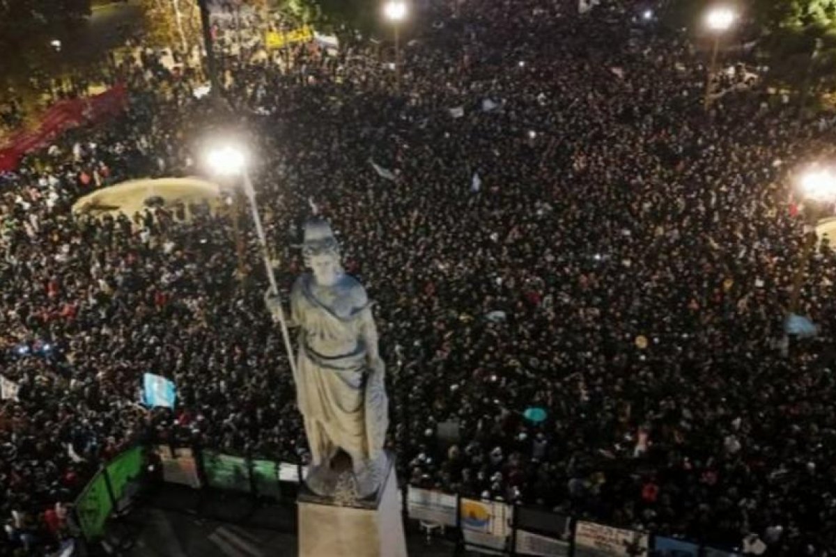 Multitudinario homenaje al Indio Solari en la Plaza de Mayo
