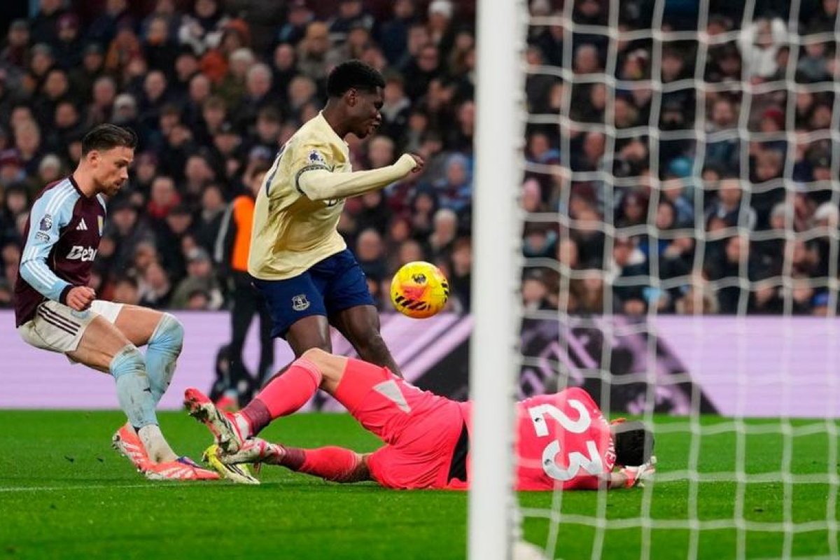 Aston Villa sucumbe ante Everton y se aleja de la lucha por el título