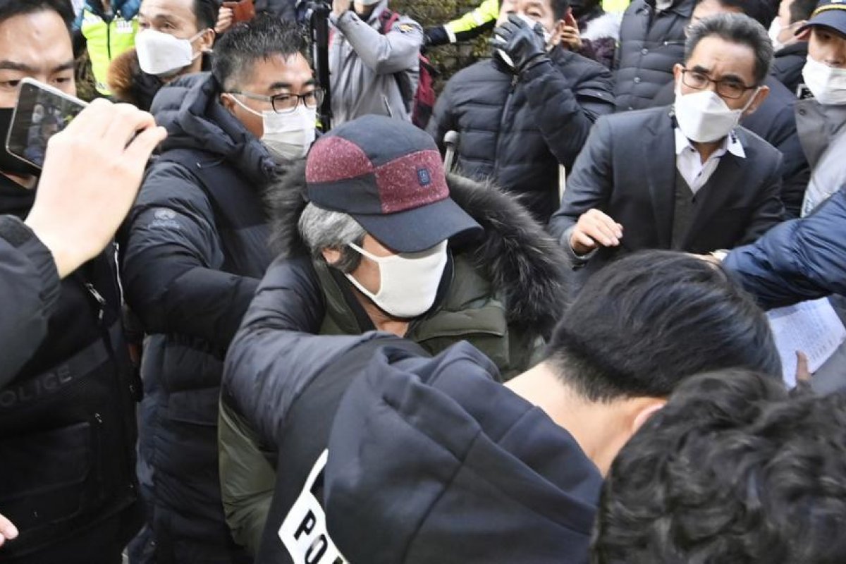 Manifestantes furiosos arrojan huevos contra un pedófilo en Corea del Sur, liberado tras 12 años de prisión