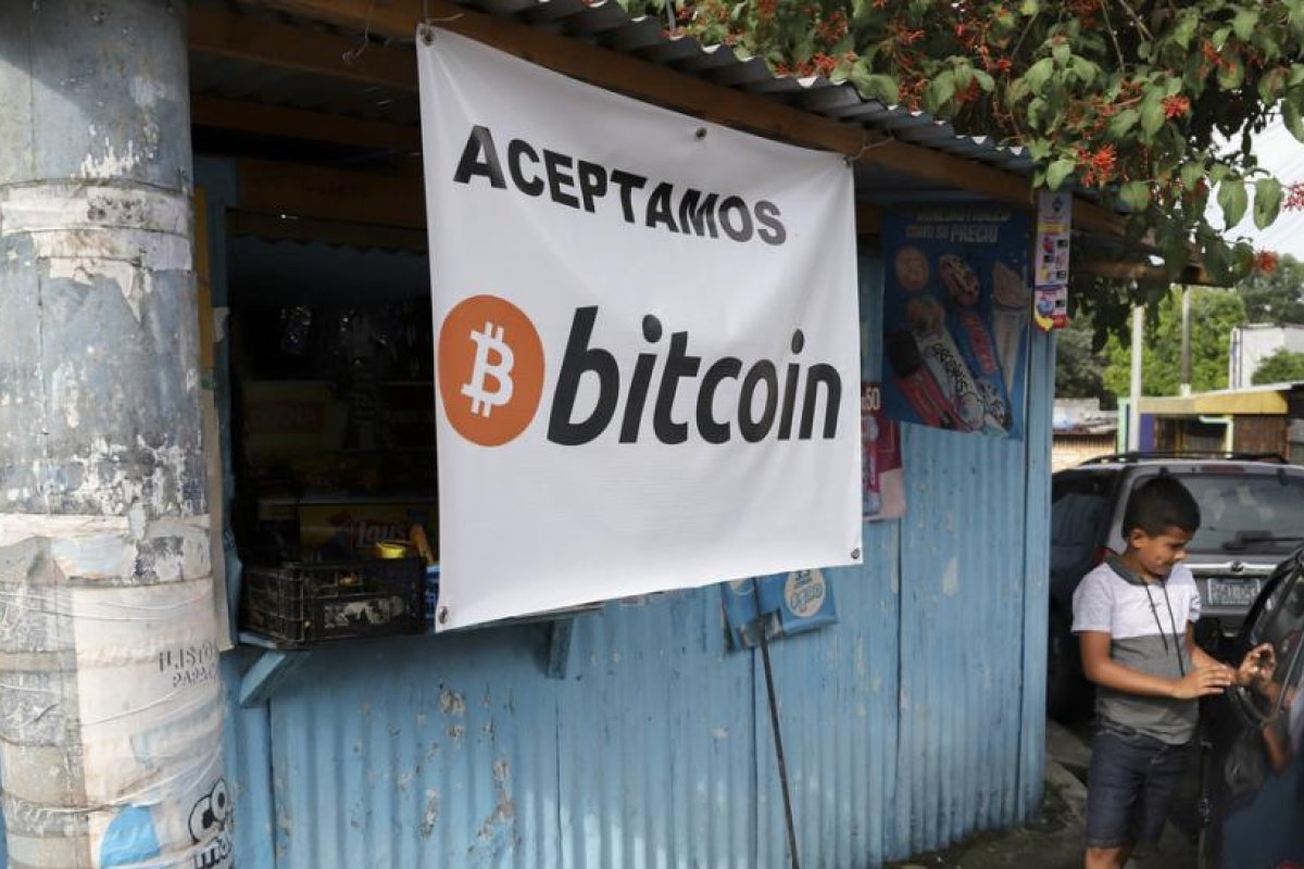 "Te veo, FMI": Bukele responde con un meme de 'Los Simpson' a la exigencia del FMI de eliminar el bitcóin como moneda de curso legal de El Salvador