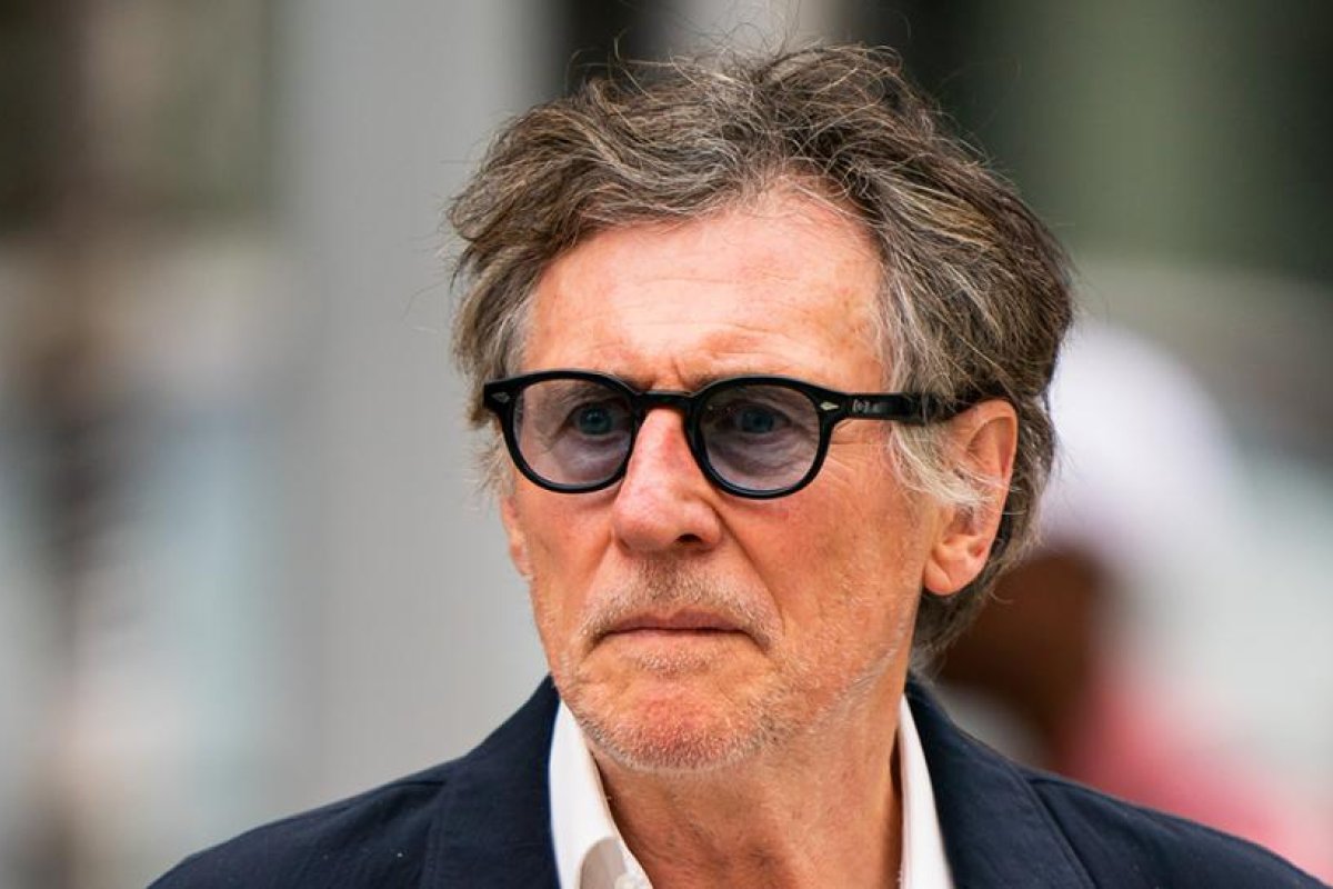 El actor Gabriel Byrne habla del abuso sexual que sufrió de niño y confiesa que llamó por teléfono al sacerdote que lo agredió