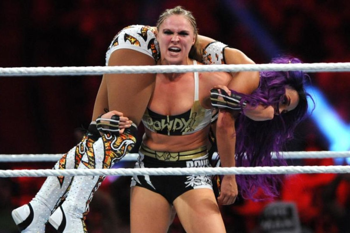 Victorias de leyendas de la UFC, un nuevo campeón y el regreso de Bad Bunny: las principales sorpresas que ofreció el Royal Rumble de la WWE