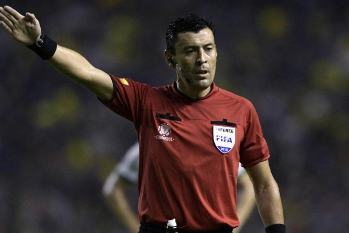 Roberto Tobar, el árbitro del debut de Argentina en eliminatorias